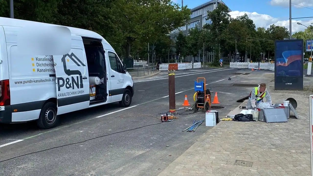 Transporter des Partnerbetriebs P&N Kanaltechnik an einer Einsatzstelle im Straßenraum