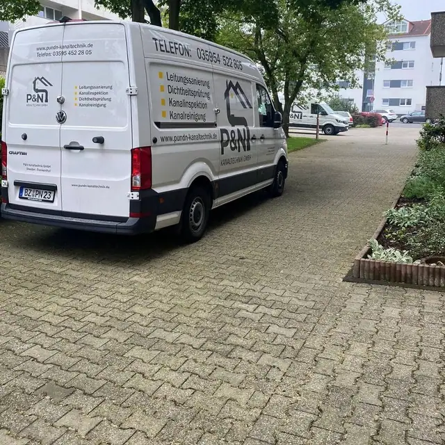 Fahrzeug des Partnerbetriebs P&N Kanaltechnik mit Leistungsbeschriftung