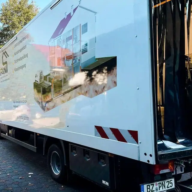 Einsatzfahrzeug des Partnerbetriebs P&N Kanaltechnik vor einem Wohnhaus