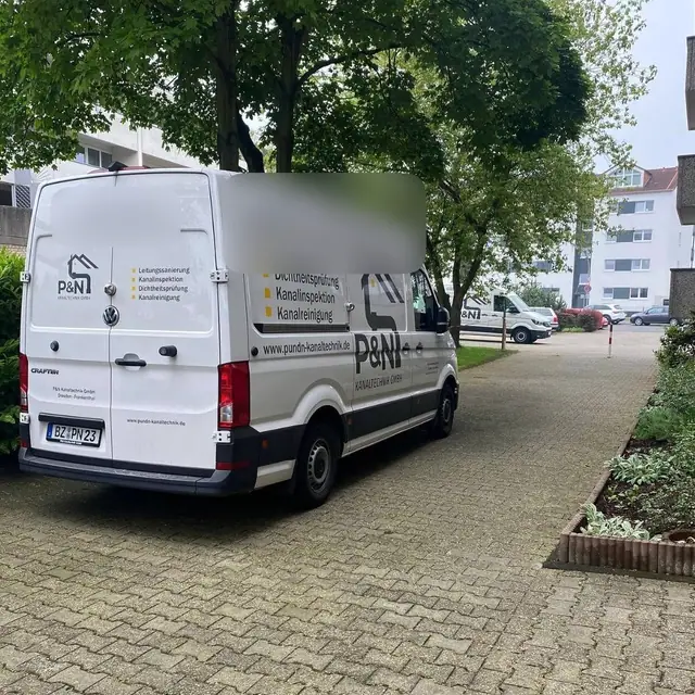 Fahrzeug der P&N Kanaltechnik in einer Wohnanlage