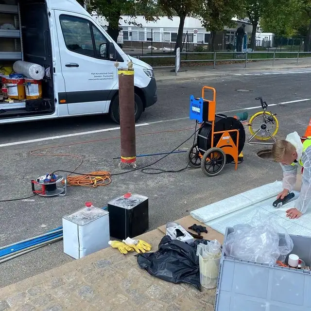 Liner-Zuschnitt am offenen Transporter des Partnerbetriebs